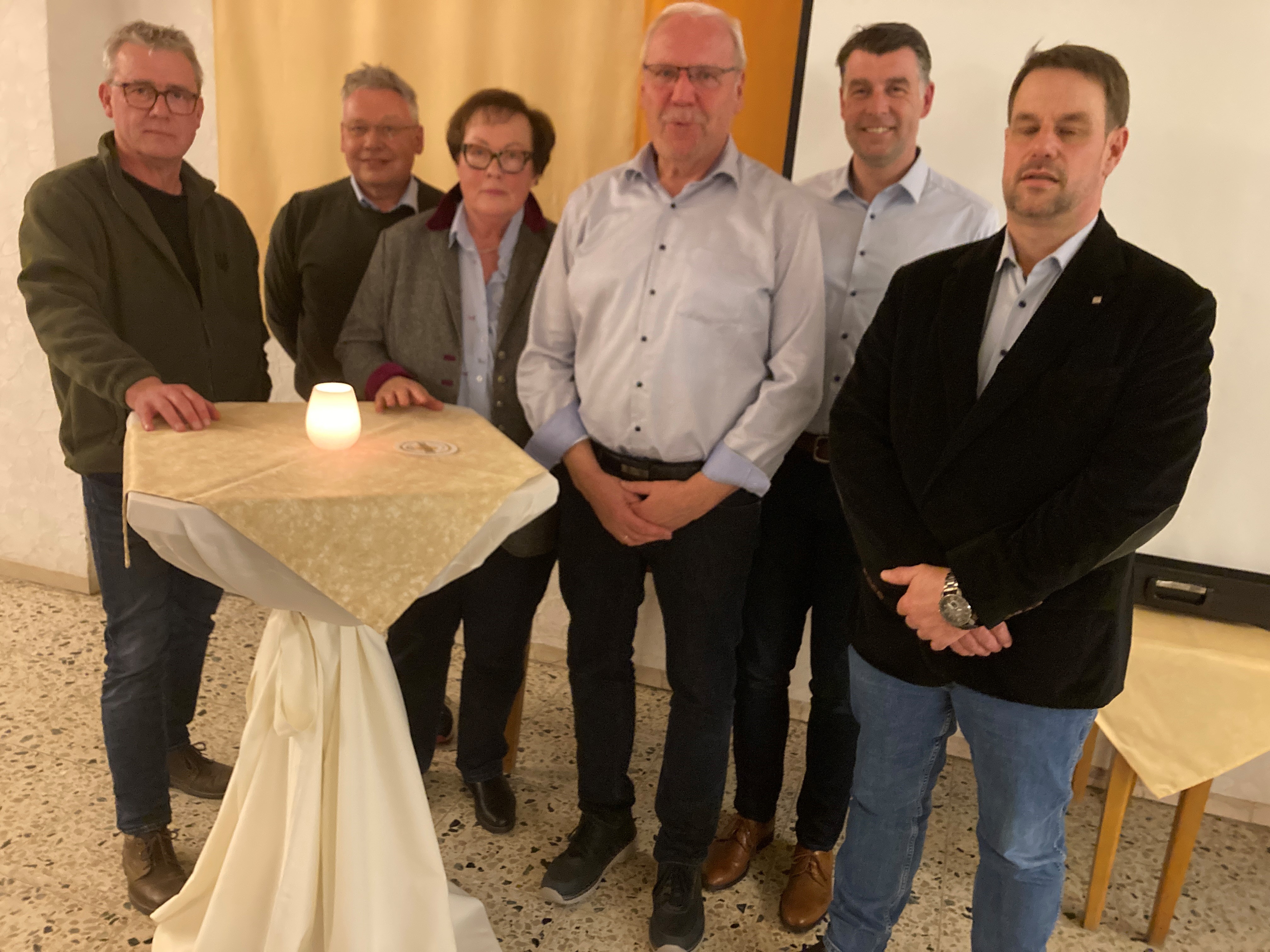 Im Mittelpunkt des Fischessens in Bettinghausen. Achim Ittermann, Dirk Dahlhoff, Angelika Kolkmann, Echthausens Ortsvorsteher Rainer Belz, B�rgermeister Malte Dahlhoff und Ortsunions-Vorsitzender Daniel Drees.