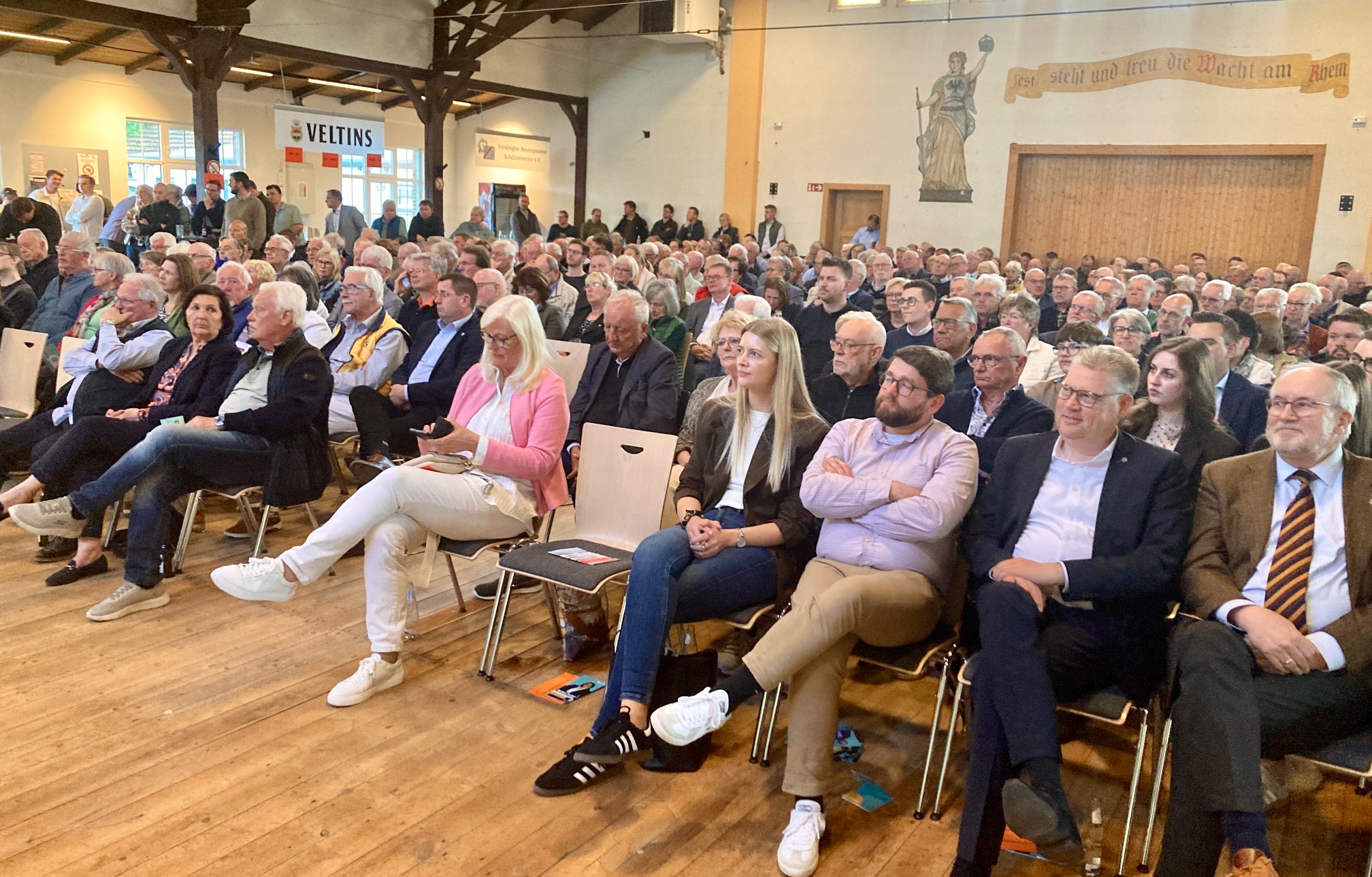 Volles Haus in der Sch�tzenhalle Neuengeseke. Dort nominierte der CDU-Kreisverband den kommenden Landtags-KAndidaten.
